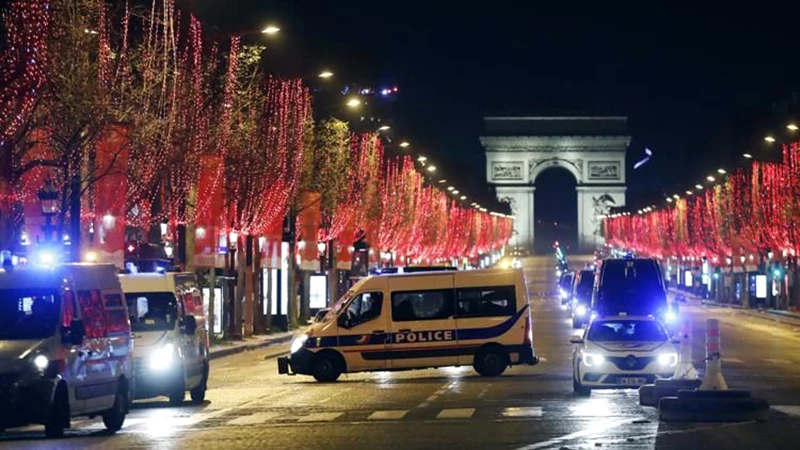 Pháp tăng cường huy động lực lượng cảnh sát trong dịp năm mới. (Ảnh AP)