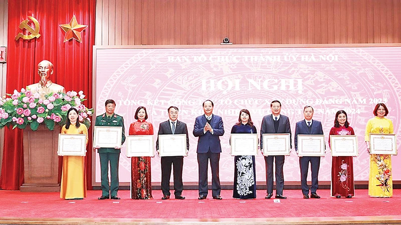 Lãnh đạo thành phố Hà Nội tặng bằng khen cho các tập thể, cá nhân có thành tích xuất sắc trong công tác tổ chức xây dựng Đảng năm 2023.