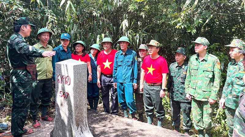 Các thành viên đoàn kiểm tra tỉnh Quảng Bình nghe đại diện chỉ huy Đồn Biên phòng Làng Ho giới thiệu về mốc giới số 567.