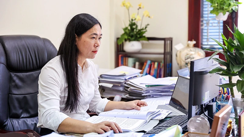 Bà Lê Thị Khanh, Thẩm phán Tòa án nhân dân quận Cầu Giấy sử dụng trợ lý ảo hỗ trợ quản lý công việc.