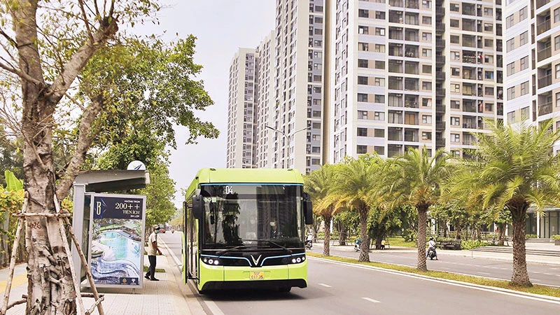 Xe buýt chạy bằng điện vừa thân thiện với môi trường vừa giảm thải khí các-bon, có giá vé hợp lý đối với người dân tại Thành phố Hồ Chí Minh.