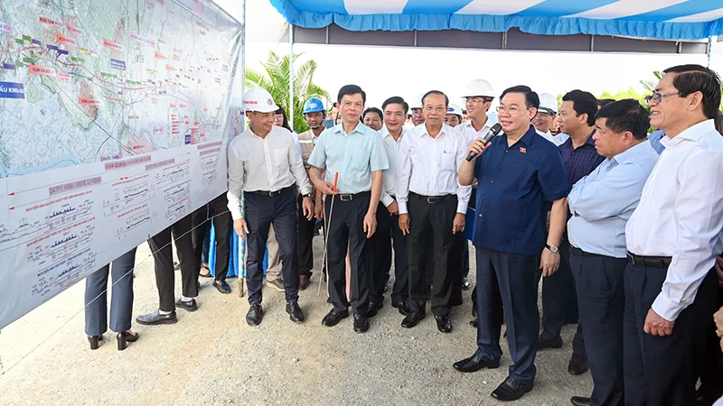 Chủ tịch Quốc hội Vương Đình Huệ kiểm tra tuyến cao tốc Biên Hòa-Vũng Tàu. Ảnh DUY LINH