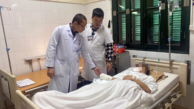 Các y sĩ, bác sĩ của Bệnh viện Việt Đức trao đổi về tình trạng chấn thương do pháo nổ của bệnh nhân. (Ảnh THÁI BÌNH)