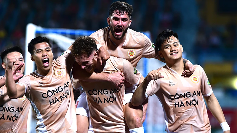 Niềm vui của các cầu thủ Công an Hà Nội sau khi giành chiến thắng chung cuộc với tỷ số 2-0 trước đội Thành phố Hồ Chí Minh. (Ảnh TRẦN HẢI) 