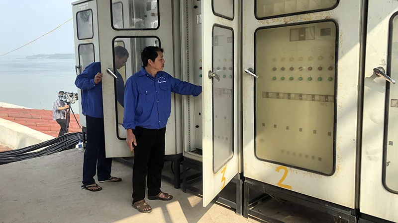 Công nhân Trạm bơm Phù Sa (Hà Nội) vận hành hệ thống lấy nước sản xuất vụ đông xuân 2023-2024.