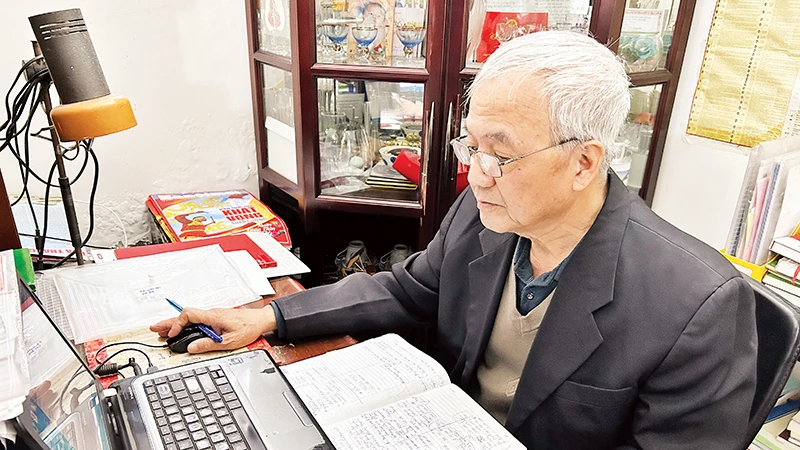 Ông Nguyễn Duy Kiểm tìm hiểu thông tin tuyển sinh năm học 2024-2025.