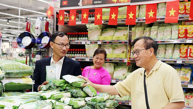 Gạo “Cơm ViệtNam Rice” lên kệ chuỗi siêu thị của tập đoàn phân phối bán lẻ hàng đầu nước Pháp E.Leclerc và hệ thống phân phối Carrefour. (Ảnh Tập đoàn Lộc Trời)