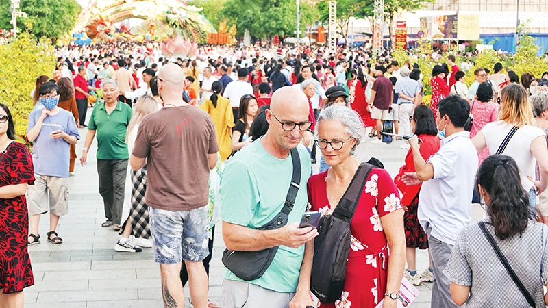 Du khách nước ngoài đến Thành phố Hồ Chí Minh trong dịp Tết Nguyên đán Giáp Thìn 2024.