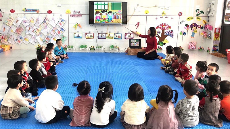 Ứng dụng công nghệ thông tin trong hoạt động giảng dạy tại Trường mầm non Xuân Hải, huyện Nghi Xuân, tỉnh Hà Tĩnh. (Ảnh LÊ BÌNH)