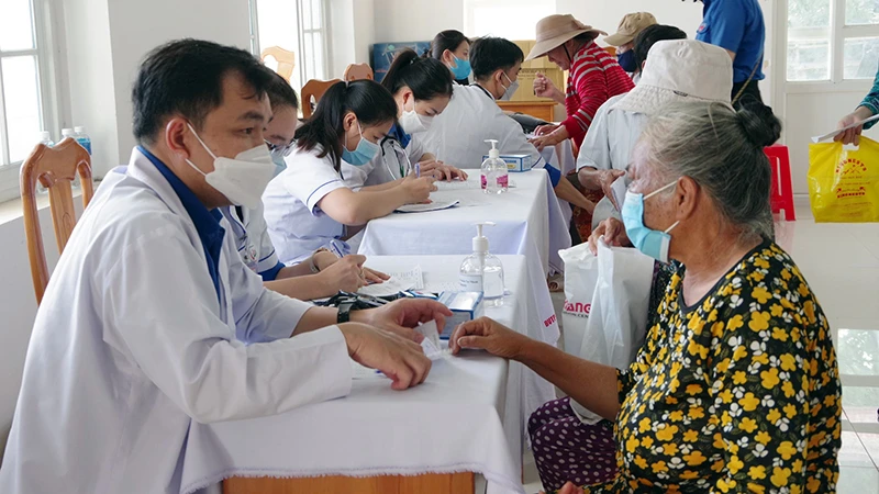 Khám, chữa bệnh cho đối tượng chính sách, người có công, người cao tuổi, người có hoàn cảnh khó khăn tại phường Phú Hài, thành phố Phan Thiết, tỉnh Bình Thuận.