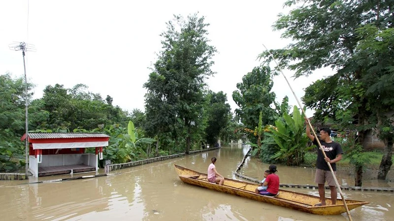 Nước lũ cô lập nhiều khu vực ở Indonesia. (Ảnh TÂN HOA XÃ)