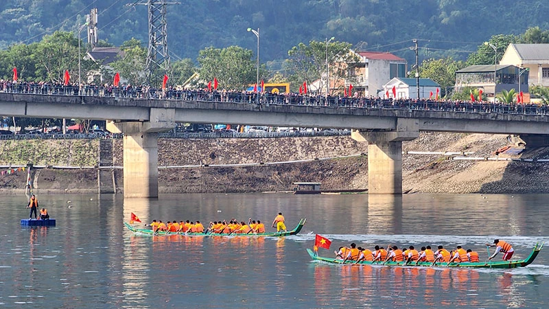 Lễ hội đua thuyền đuôi én ở Điện Biên thu hút đông nhân dân và khách du lịch. (Ảnh Ngọc Thủy)