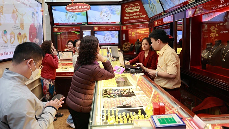 Khách hàng giao dịch mua bán vàng tại một cửa hàng của Công ty Bảo Tín Minh Châu ở Hà Nội. (Ảnh MINH ANH)