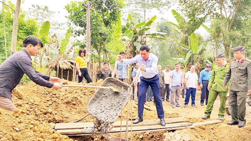 Các đại biểu tham gia khởi công xây dựng nhà đại đoàn kết cho các hộ có hoàn cảnh khó khăn ở các thôn thuộc xã Hùng Lợi. (Ảnh Bích Hằng)