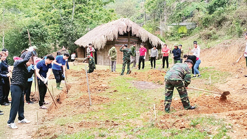 Đảng viên và người dân thôn Khuổi Củng, xã Xuân Lập, huyện Lâm Bình (Tuyên Quang) tham gia đào móng xây nhà mới cho hộ nghèo.