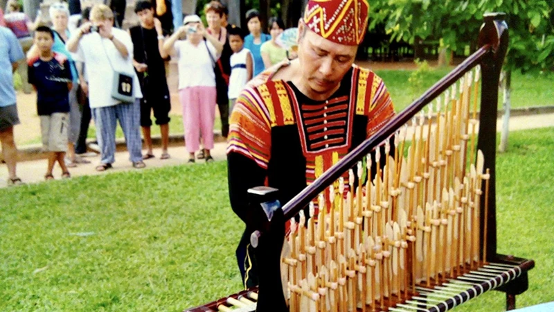 Nghệ sĩ Nhân dân Đồng Văn Minh biểu diễn đàn tre lắc tại Bảo tàng Dân tộc học Việt Nam. (Ảnh nhân vật cung cấp)