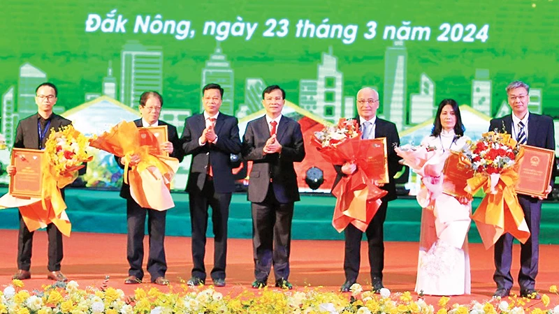 Lãnh đạo tỉnh Đắk Nông trao chứng nhận và ký kết ghi nhớ hợp tác đầu tư cho các doanh nghiệp tại Hội nghị Công bố quy hoạch và xúc tiến đầu tư năm 2024.