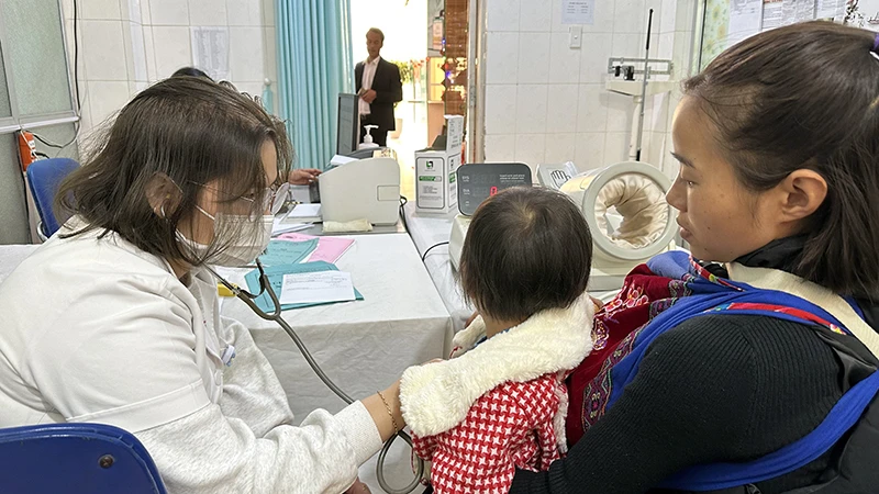 Khám bệnh cho trẻ em tại Bệnh viện đa khoa huyện Bắc Hà (Lào Cai).