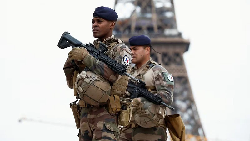 Lực lượng an ninh Pháp tuần tra ở thủ đô Paris. (Ảnh REUTERS)