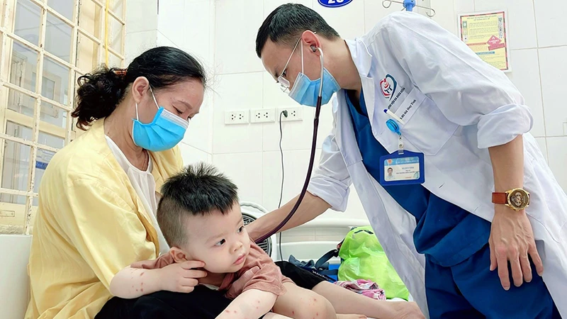 Điều trị bệnh tay chân miệng cho trẻ tại thành phố Hà Nội. (Ảnh VÂN VÂN)