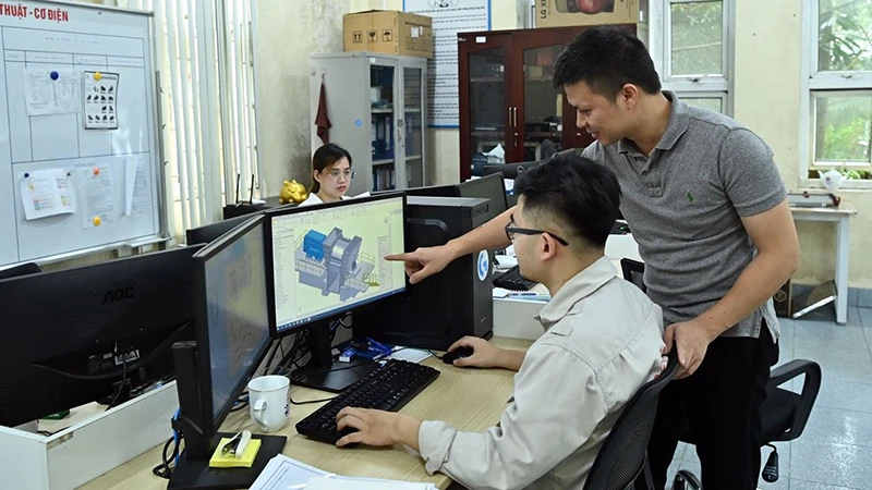 Các kỹ sư Công ty Tomeco (Cụm công nghiệp Ngọc Liệp, Hà Nội) trao đổi về thiết kế mẫu quạt công nghiệp. (Ảnh MINH HÀ)
