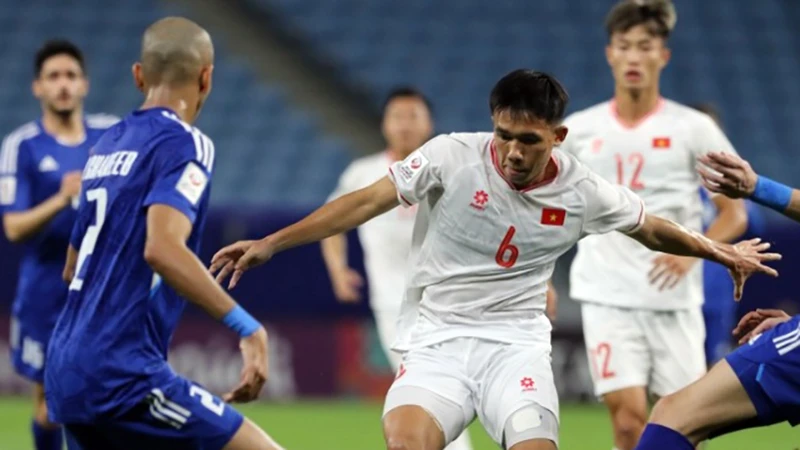 Pha tranh bóng giữa U23 Việt Nam (áo trắng) và U23 Kuwait ở trận ra quân.