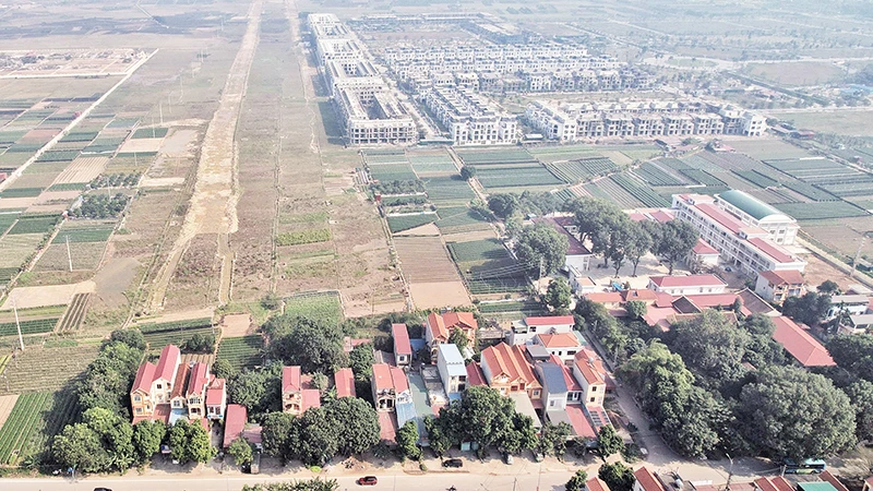 Một dự án bất động sản tại huyện Mê Linh cạnh tuyến đường vành đai 4-Vùng Thủ đô. (Ảnh NGỌC TÂN)