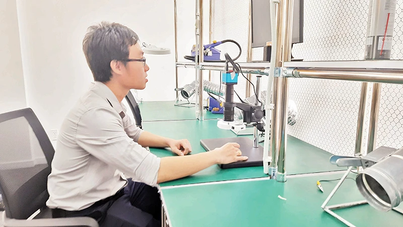 Đào tạo nguồn nhân lực vi mạch bán dẫn tại Trung tâm điện tử và vi mạch bán dẫn Khu Công nghệ cao Thành phố Hồ Chí Minh.