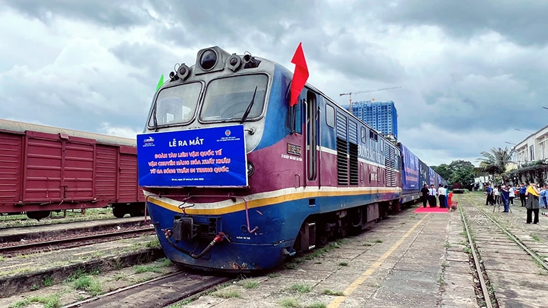 Đoàn tàu liên vận quốc tế chở hàng xuất khẩu từ ga Sóng Thần (Bình Dương) đi Trung Quốc. (Ảnh NGỌC NĂM)