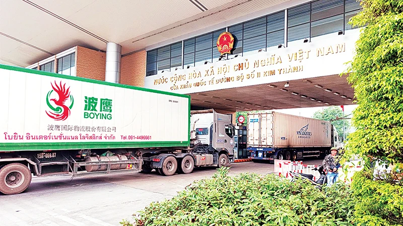 Hoạt động xuất, nhập khẩu hàng hóa qua Cửa khẩu Quốc tế đường bộ số II Kim Thành. (Ảnh VIẾT VINH)