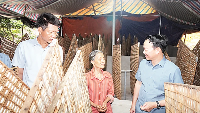 Lãnh đạo tỉnh Yên Bái thăm mô hình nuôi tằm tại gia đình bà Nguyễn Thị Chanh.