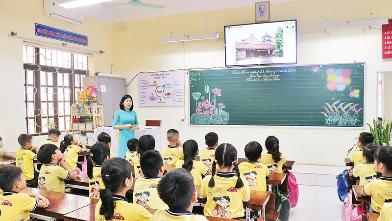 Cô và trò lớp 2A5 Trường tiểu học Tiền An (thành phố Bắc Ninh) trong “Giờ học lịch sử online”.