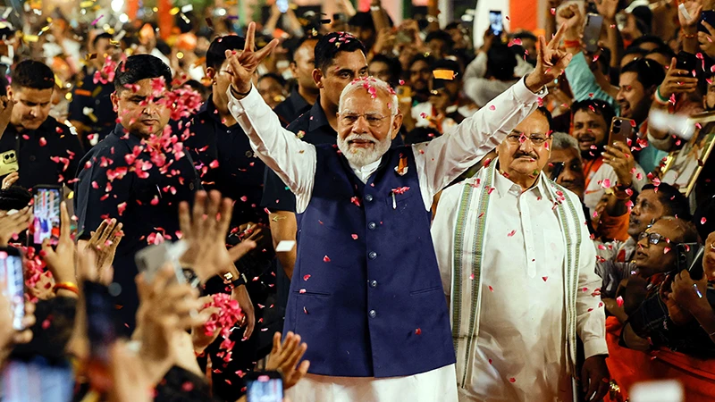 Ông Modi chúc mừng chiến thắng tại trụ sở đảng BJP ở New Delhi. (Ảnh REUTERS)