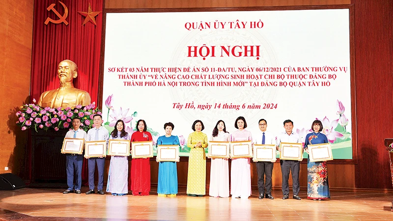 Đại diện lãnh đạo Quận ủy Tây Hồ khen thưởng các tập thể, cá nhân có thành tích xuất sắc trong thực hiện Đề án số 11-ĐA/TU.