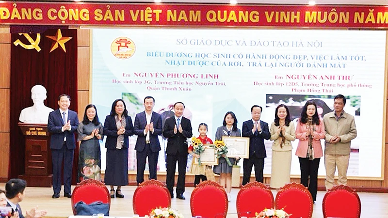 Sở Giáo dục và Đào tạo Hà Nội biểu dương, khen thưởng hai học sinh có hành vi tốt, nhặt được của rơi, trả lại người mất.