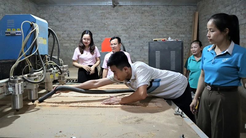 Nguồn vốn tín dụng chính sách xã hội đã giúp anh Trần Ngọc Huy ở xóm Thọ Sơn, xã Thọ Hợp, huyện Quỳ Hợp có kinh phí để mua nguyên liệu gỗ sản xuất.