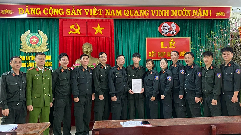 Lễ kết nạp đảng viên của Chi bộ Đội Tham mưu huấn luyện, Đảng bộ Phòng Cảnh sát cơ động, Công an tỉnh Ninh Bình.