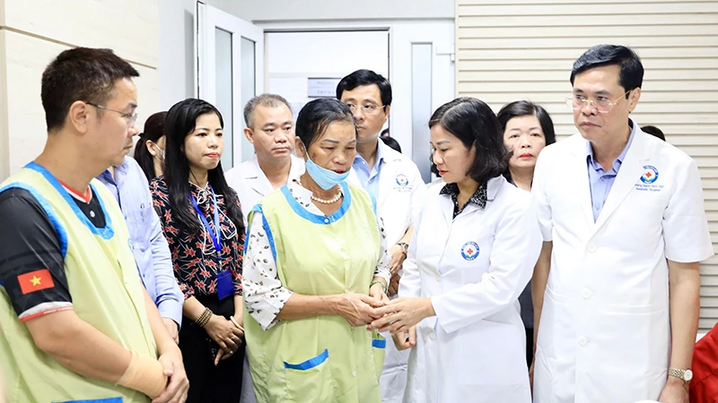 Lãnh đạo thành phố Hà Nội thăm hỏi, động viên gia đình nạn nhân vụ cháy tại số nhà 207 phố Định Công Hạ, quận Hoàng Mai ngày 16/6/2024.