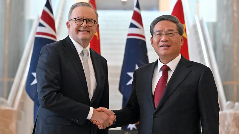 Thủ tướng Australia Anthony Albanese đón Thủ tướng Trung Quốc Lý Cường. (Ảnh REUTERS)