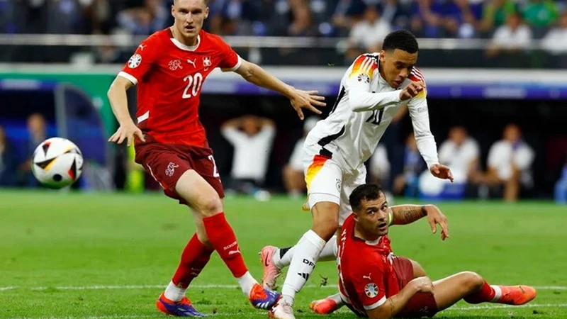Hòa 1-1 trước Thụy Sĩ, nhưng Đức (áo trắng) được dự đoán sẽ vượt qua Đan Mạch ở vòng 16 đội.
