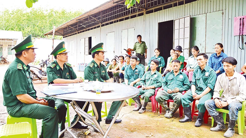 Bộ đội Biên phòng tỉnh Bình Phước vận động nhân dân chấp hành các quy định, quy chế trên tuyến biên giới.