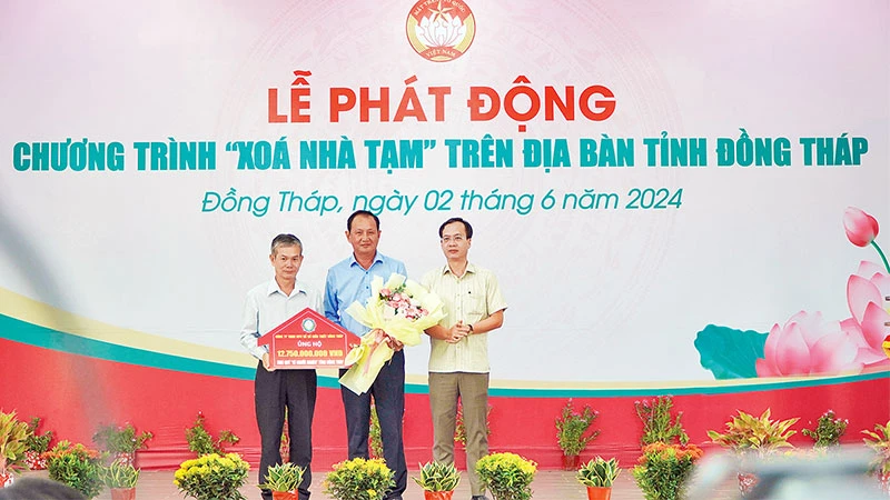 Đại diện Ủy ban Mặt trận Tổ quốc Việt Nam tỉnh Đồng Tháp tiếp nhận Quỹ vì người nghèo do doanh nghiệp trao tặng.