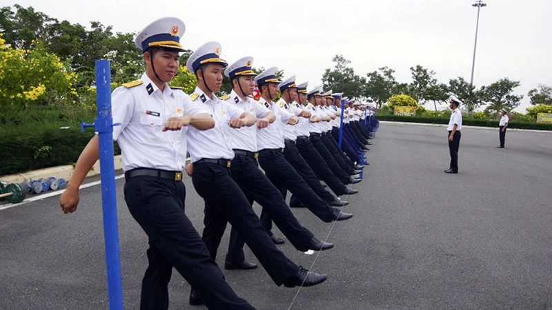 Bộ đội Lữ đoàn 167, Vùng 2 (Quân chủng Hải quân) trong giờ huấn luyện điều lệnh đội ngũ.