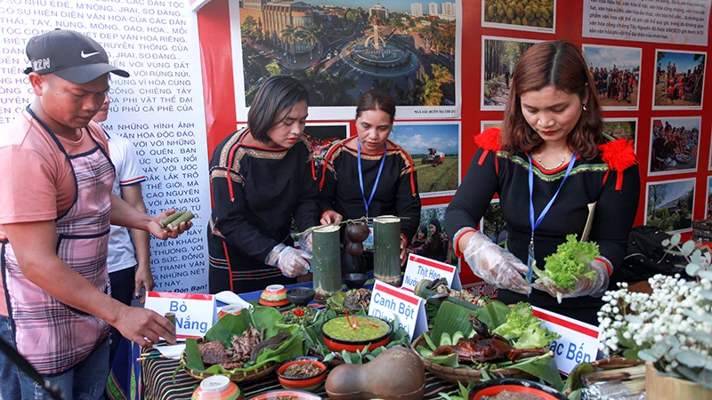 Giới thiệu ẩm thực truyền thống của đồng bào Giẻ Triêng, tỉnh Kon Tum đến du khách. (Ảnh BTC)