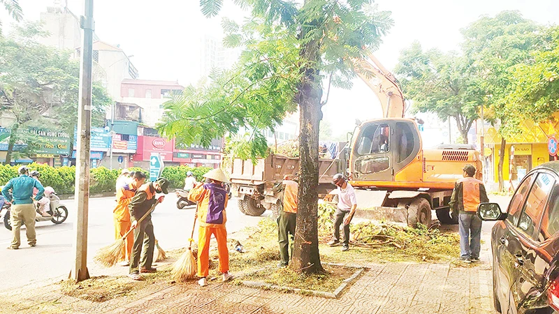 Ban Duy tu các công trình hạ tầng giao thông (Sở Giao thông vận tải Hà Nội) huy động nhân lực, máy móc dọn dẹp vệ sinh môi trường trên đường phố.