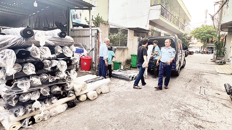 Cán bộ Đội Quản lý thị trường số 8 tiến hành kiểm tra kho vải trên địa bàn quận Tân Bình. (Ảnh CỤC QUẢN LÝ THỊ TRƯỜNG THÀNH PHỐ HỒ CHÍ MINH)