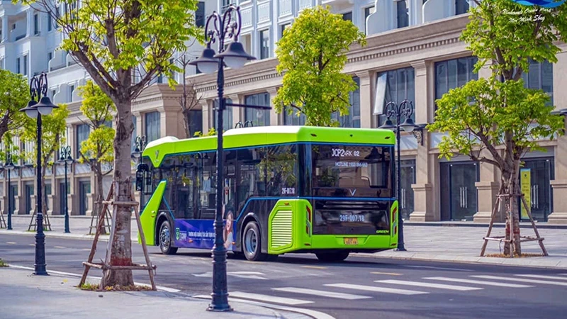 Xe buýt điện thông minh VinBus do Công ty Vinfast tự nghiên cứu, chế tạo tại Hải Phòng, nhằm mục tiêu hướng đến giao thông công cộng văn minh, giảm ô nhiễm môi trường.