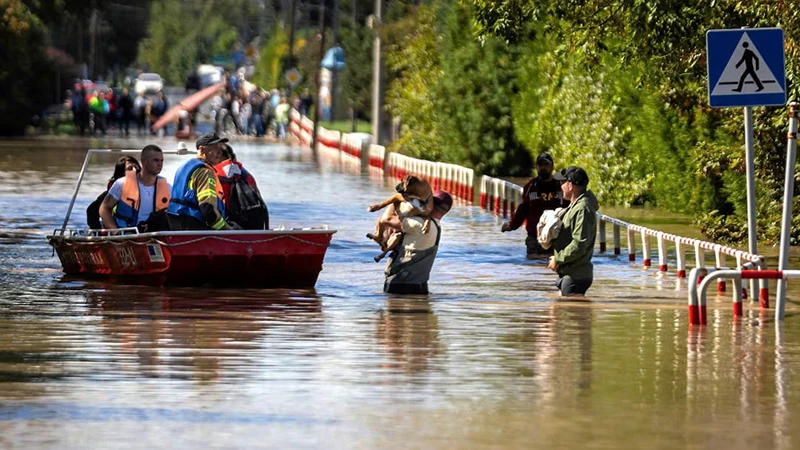 Mưa lớn gây ngập lụt tại thị trấn Bohumin của Séc. (Ảnh REUTERS)