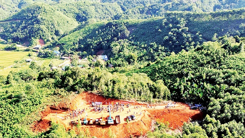 Toàn cảnh thôn Làng Nủ mới trên đồi cao, cách làng cũ khoảng 2 km.