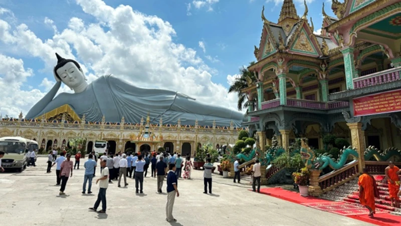 Chùa Phật giáo Nam Tông Khmer ở Sóc Trăng được trang hoàng đón lễ Sen Đôn-ta.